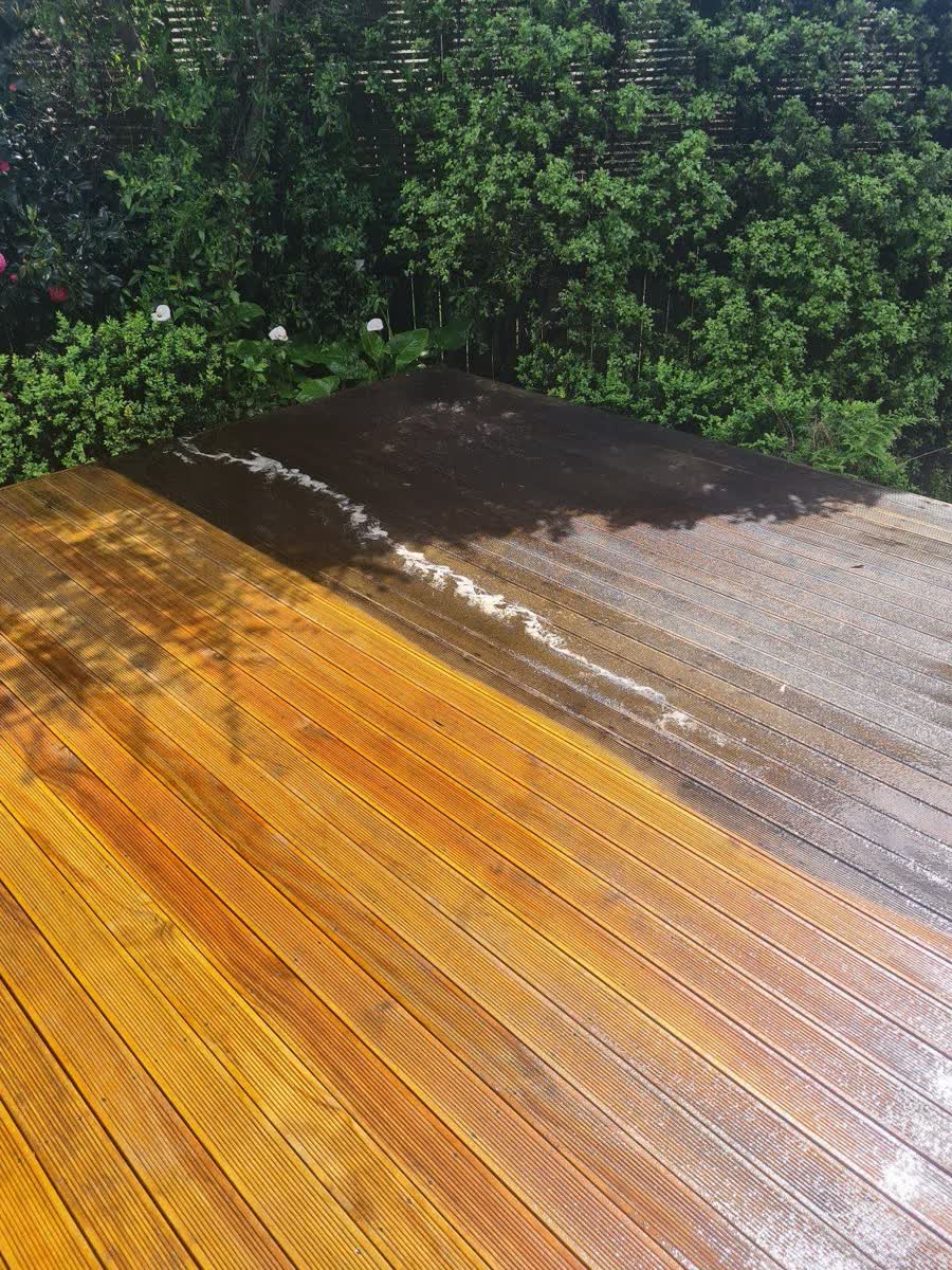 Timber deck restored by cleaning in Helensville